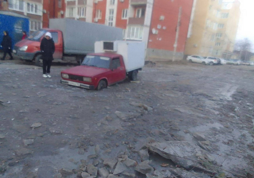В Краснодаре авто проваливаются в ледяные ямы