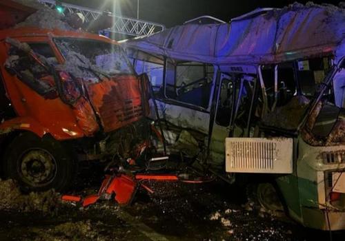 На Кубани КамАЗ протаранил автобус, есть жертвы
