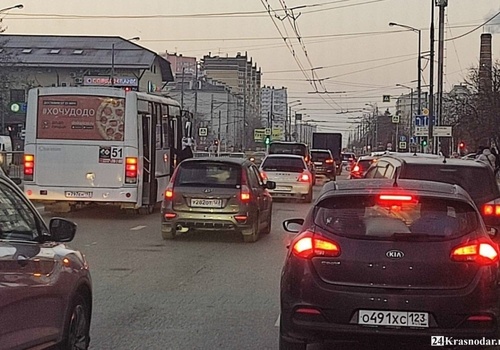 В Краснодаре маршрутчики продолжают подвергать пассажиров смертельной опасности