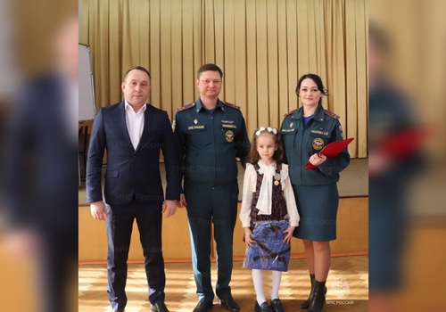 Второклассницу из Краснодара наградили медалью за спасение тонущего ребенка в аквапарке