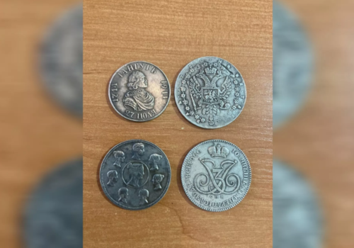 Афера на 430 тысяч: в Краснодаре мужчины продали приезжему сувенирные монеты под видом «царских»