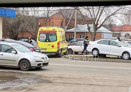 В Краснодаре 63-летний мужчина умер за рулем авто ФОТО