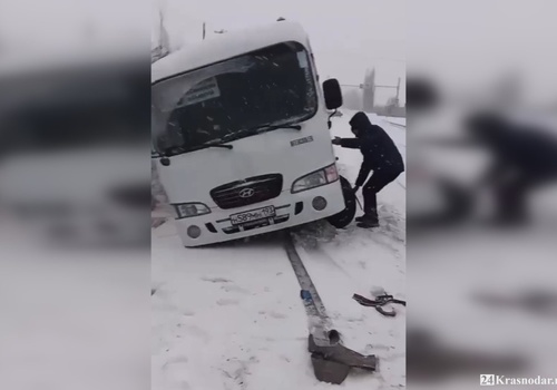 Вылетели в кювет: Под Краснодаром автобус с пассажирами занесло на скользкой трассе ВИДЕО