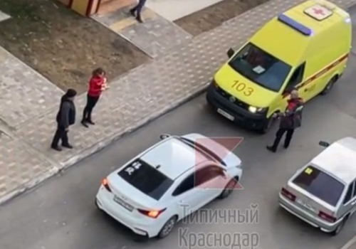 В одном из дворов Краснодара водитель легковушки отказался пропустить реанимобиль ВИДЕО
