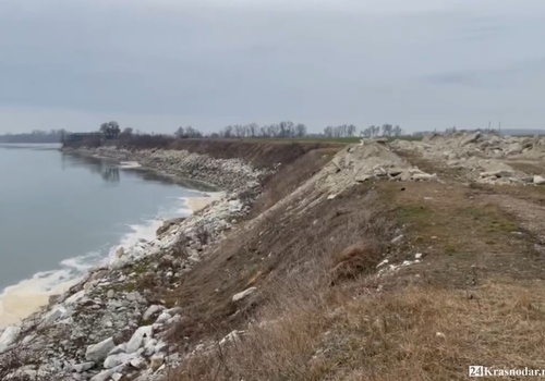 Превратили Кубань в помойку: в реку сливают нечистоты, выбрасывают мусор и там же ловят рыбу для продажи