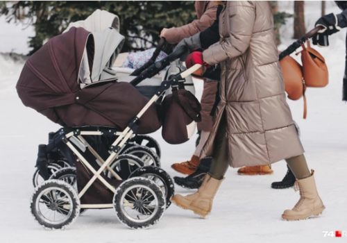 Родители целый месяц не увидят выплаты на детей. Мы узнали, в чем дело