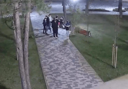 В Краснодаре полиция ищет сломавших скамейку в парке подростков-вандалов