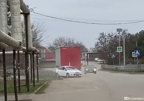 В Краснодаре водитель иномарки на спор протаранил грузовик ВИДЕО