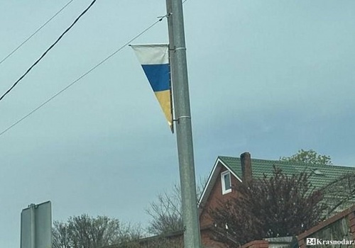 В Джубге на трассе обнаружились странные флаги