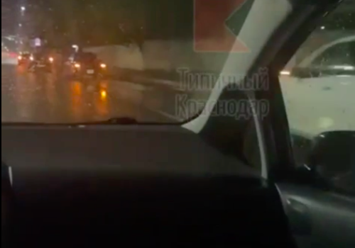 Колонну машин с повреждёнными колесами собрала яма на улице Зиповской в Краснодаре
