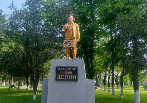 В Краснодарском крае полиция ищет поглумившихся над памятником Ленину вандалов