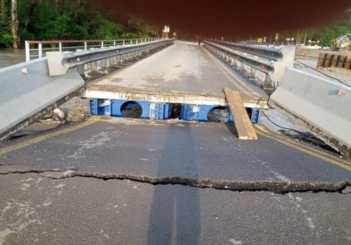 Плиты не выдержали напора воды. На Кубани рухнул временный мост через реку из-за подтопления ФОТО, ВИДЕО