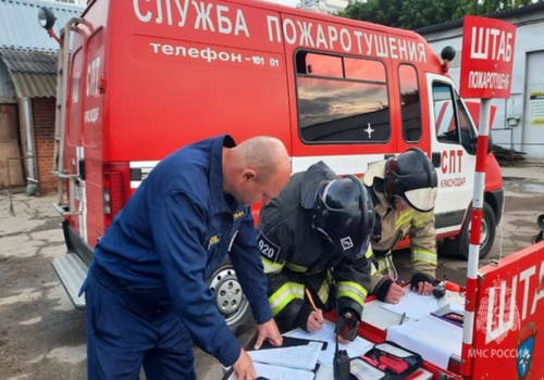 Крупный пожар в Краснодаре ночью охватил 500 кв. м складских помещений