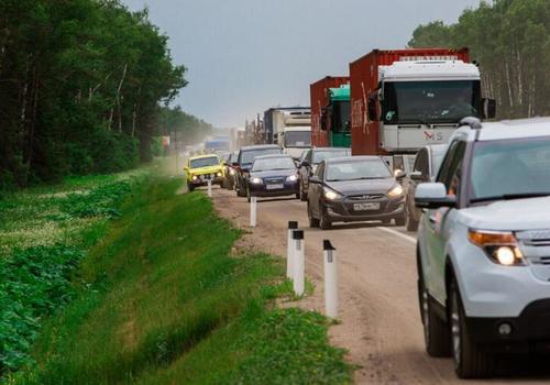 В Краснодарском крае автомобили пустили по обочине из-за ЧП на дороге