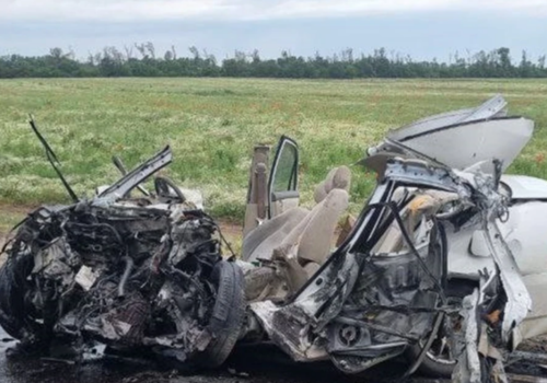На Кубани водитель иномарки выжил после жесткого ДТП с грузовиком