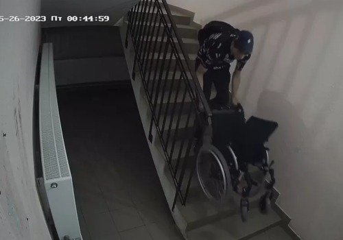 Ни стыда, ни совести: в Краснодаре мужчина украл инвалидную коляску из подъезда многоэтажки
