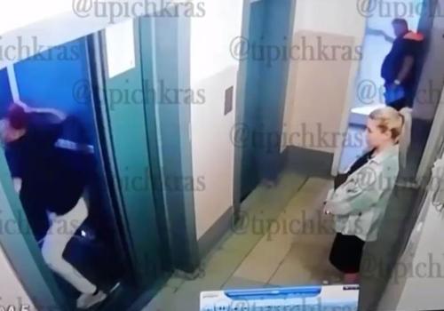 ​В многоэтажке Краснодара двое взрослых стояли и смотрели, как мужчина избивает школьника