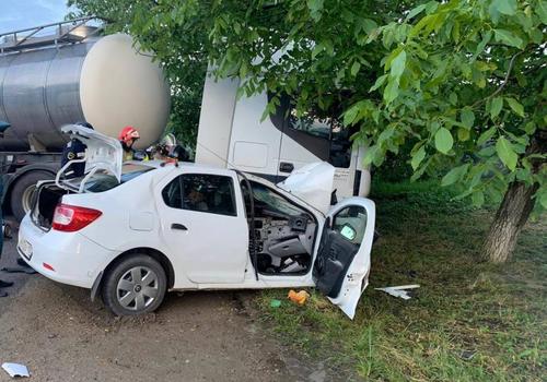 На Кубани водитель иномарки погиб при столкновении с молоковозом ФОТО