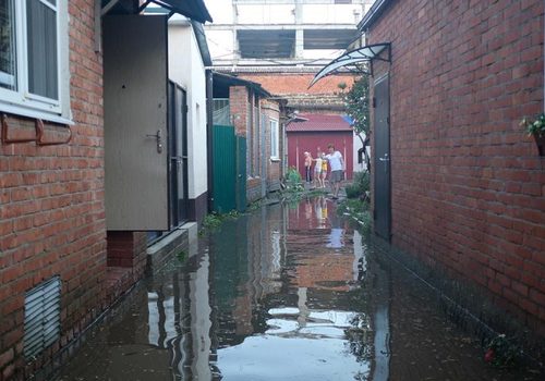 После сильных дождей в Краснодарском крае подтопило 12 домов и 41 двор