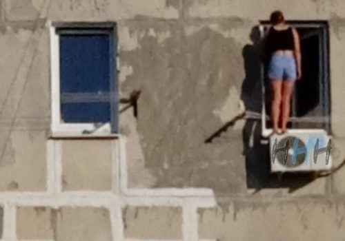 Мыла окна: в полиции объяснили, что девушка делала на кондиционере на девятом этаже в Новороссийске